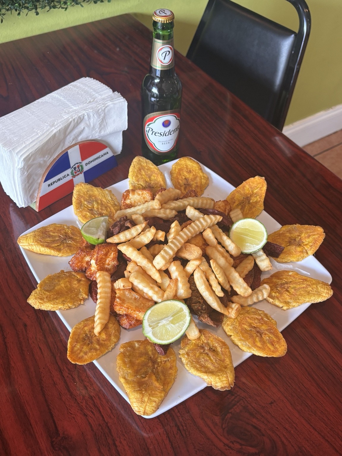 Picadera dominicana con tostones, papas fritas y carnes